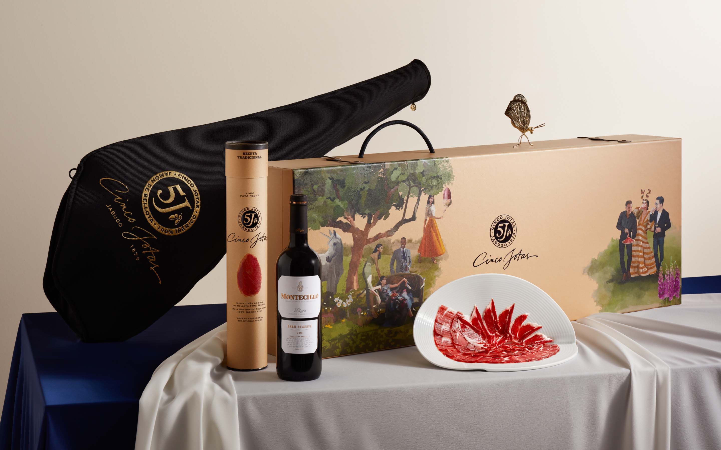 Cinco Jotas is a legendary brand with more than 130 years of experience, preserving the purity and authenticity of the world’s best 100% Iberian pork products – a tribute to craftsmanship, flavor and tradition.