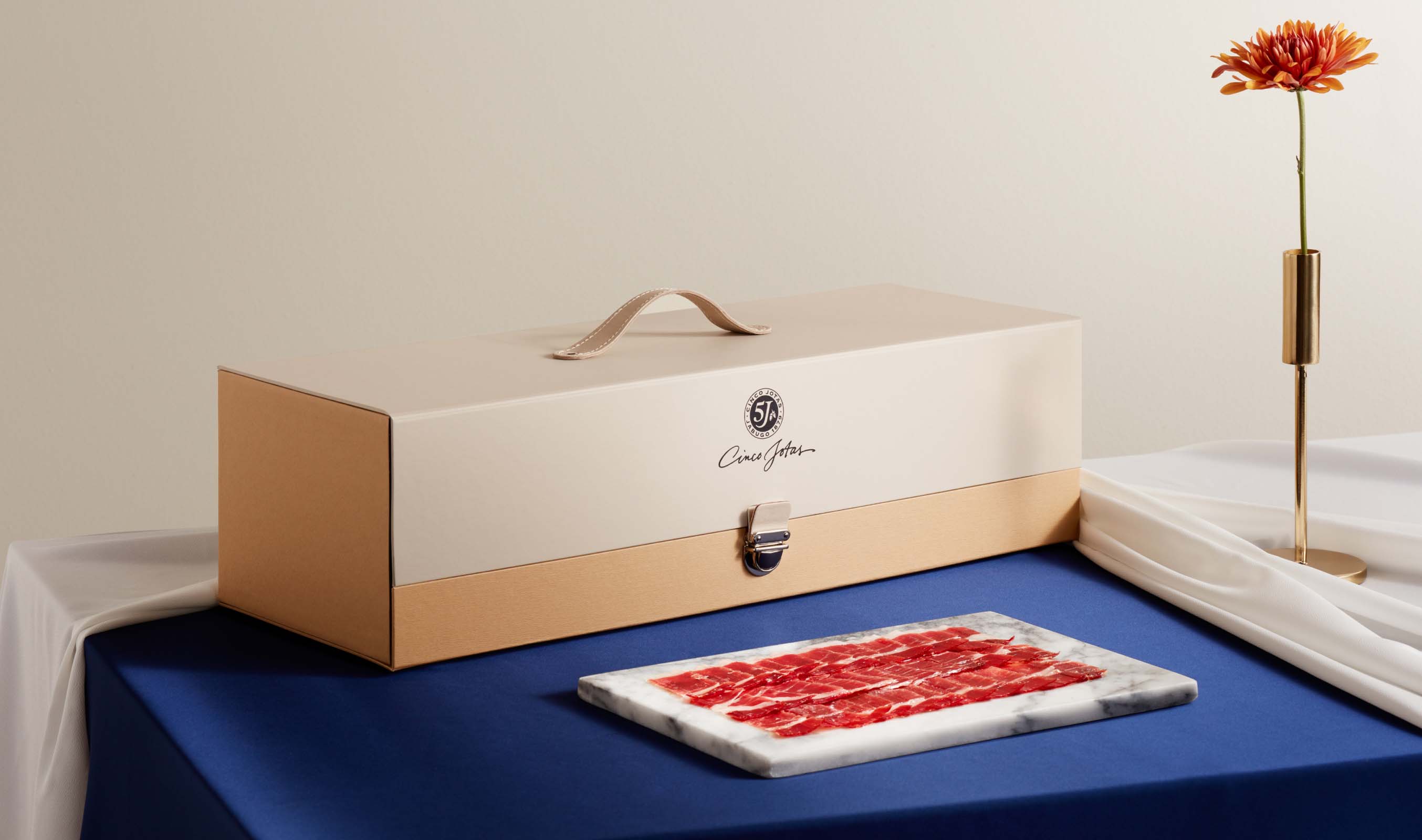 Cinco Jotas is a legendary brand with more than 130 years of experience, preserving the purity and authenticity of the world’s best 100% Iberian pork products – a tribute to craftsmanship, flavor and tradition.