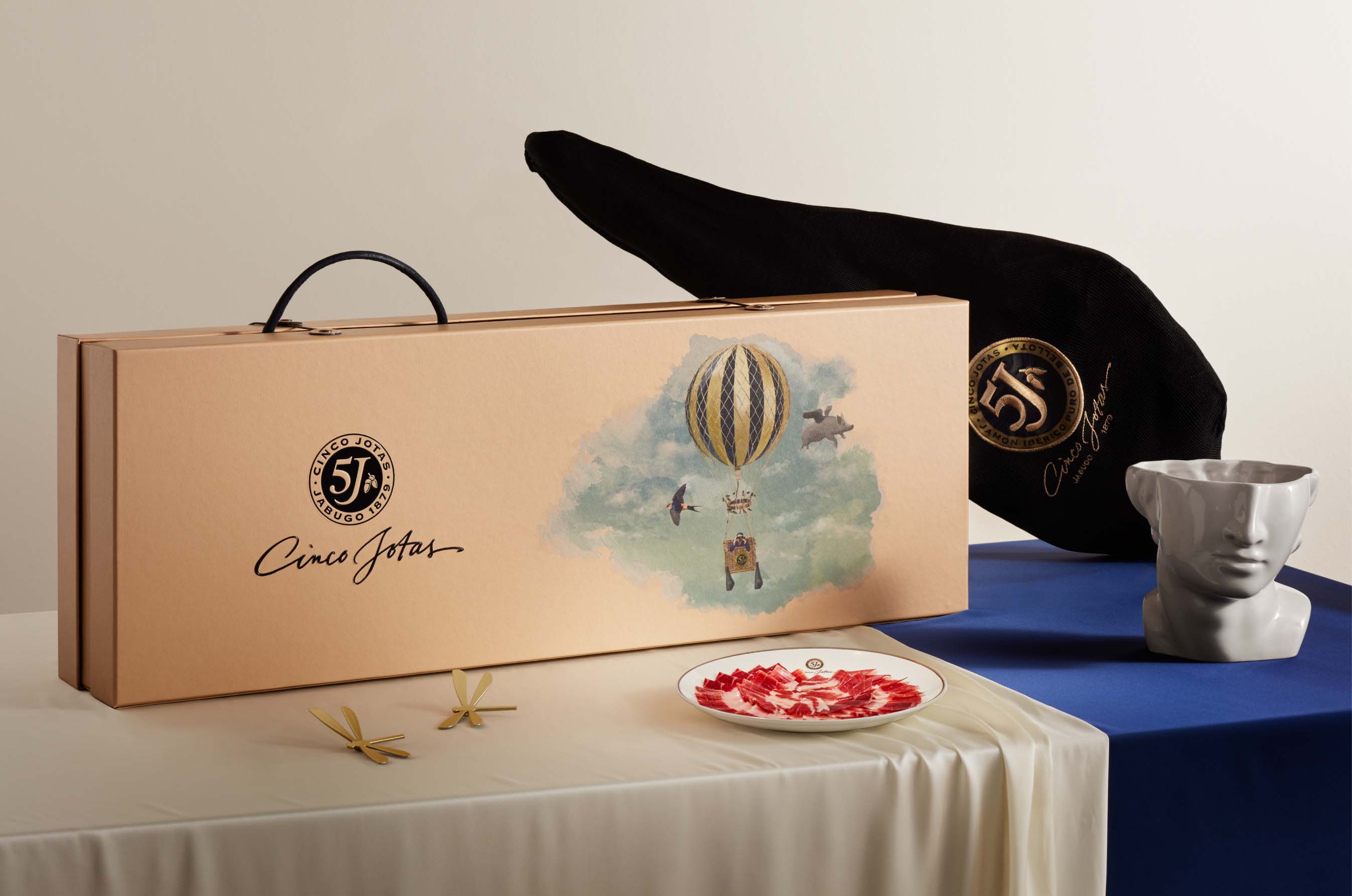 Cinco Jotas is a legendary brand with more than 130 years of experience, preserving the purity and authenticity of the world’s best 100% Iberian pork products – a tribute to craftsmanship, flavor and tradition.